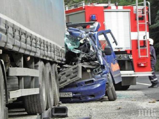 ТИР и два леки автомобила се сблъскаха край село Липница, има пострадали