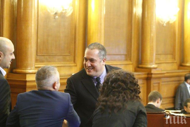 Слави Бинев навърши 49! Ето какво му пожелаха колегите-депутати в парламента (снимка)