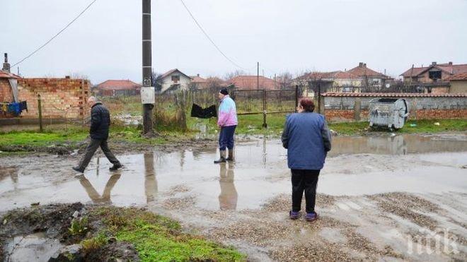 Остава бедствено положението в Съединение, доброволци помагат в Белозем 