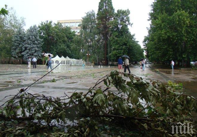 Силна буря взе две жертви в Испания