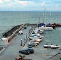 Бурен вятър затвори пристанище Варна
