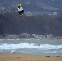 Сърфисти порят ледените вълни във Варна