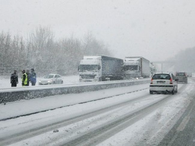 Снегът взе 6 жертви на Балканите, няма българи в беда