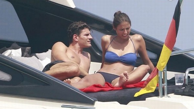 Марио Гомес разкъса брачните окови