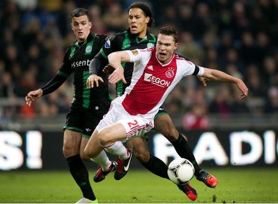 Аякс се доближи на точка от лидерите в Холандия