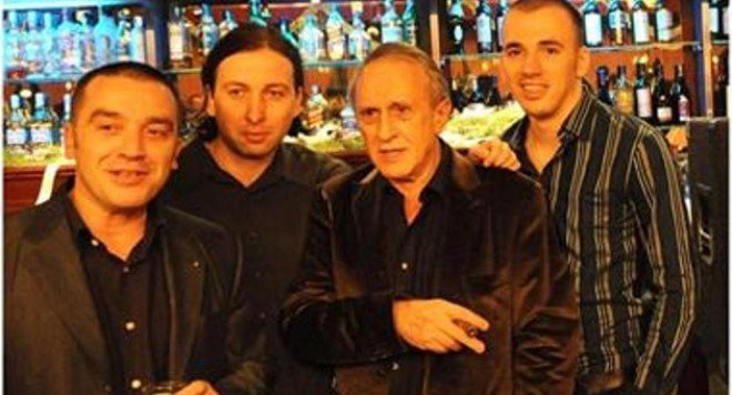 Кой ще глоби Тошо Тошев, че пуши в заведение?