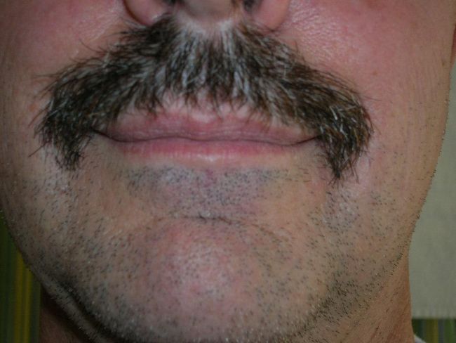 Сътрудник на Обама останa без мустак