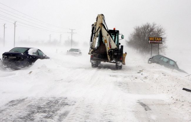 Обилен сняг и поледици в Западна България в неделя