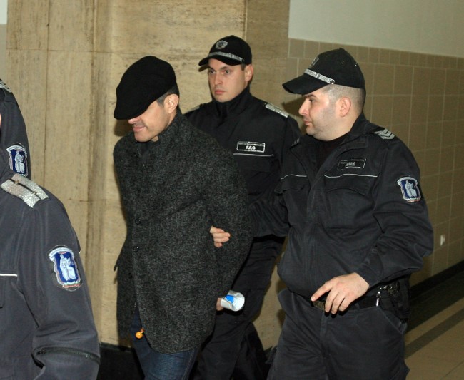 Ескортираха Брендо като президент от Съдебната палата