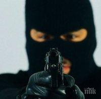 Екшън край Никопол! Въоръжени нападнаха микробус и задигнаха 14 бона!