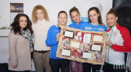 златните момичета дадоха автографи коледна картичка