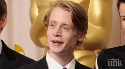 скандално спипаха маколи кълкин целува мъж снимка