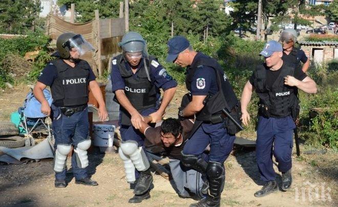 Роми потрошиха сградата на ЧЕЗ в Перник, спрели им тока заради неплатени сметки