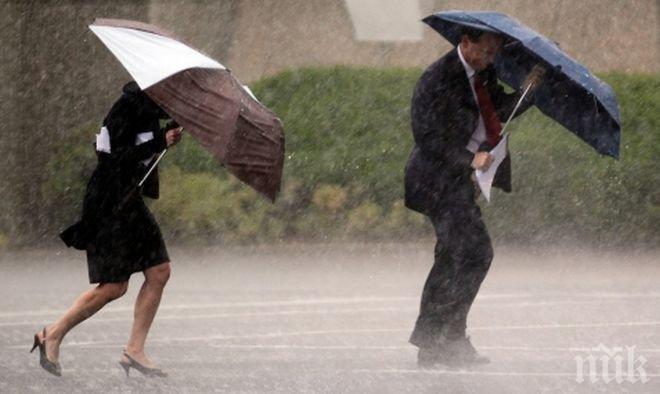 Силни дъждове предизвикаха хаос в Англия