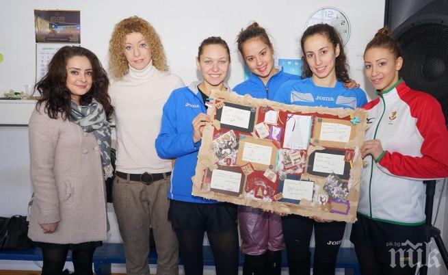 Златните момичета дадоха автографи на коледна картичка