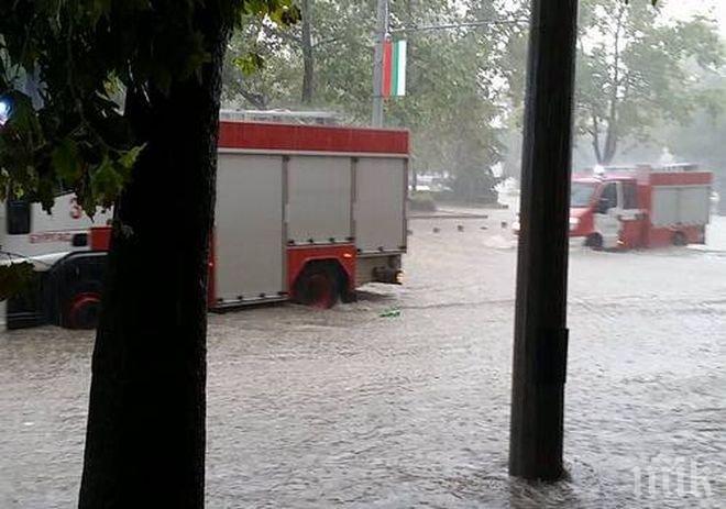 Пожарникари отводняват приземни етажи и мазета във Великотърновско