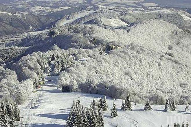 Сняг остави без ток хижите в Осогово