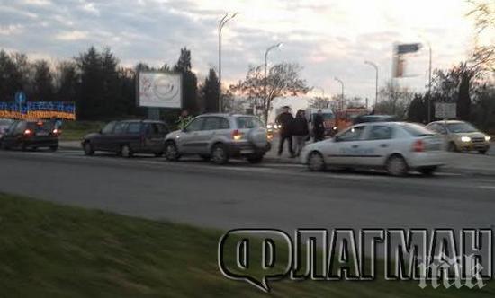 Адска верижна катастрофа затапи светофара до МБАЛ-Бургас (снимки)