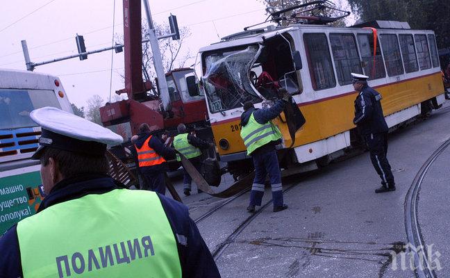 Зверски удар в София! Трамвай премаза кола на Витошка - има ранени!