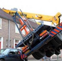 Куриоз! Мъж нае кран, за да предложи брак на любимата си,  той падна върху съседна къща