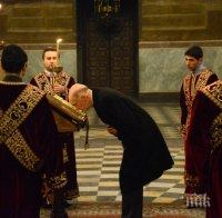 Шок! Симеон Сакскобургготски припадна в църква! Бившият премиер пребледня, миряни го изведоха от храма  