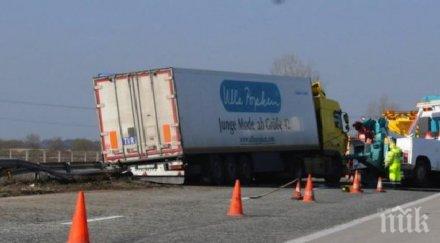 тир аварирал пътя русе велико търново движението временно ограничено