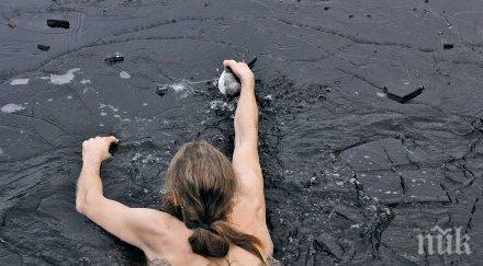 норвежец хвърли леденото море спаси давеща патка снимки