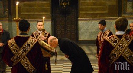 шок симеон сакскобургготски припадна църква бившият премиер пребледня миряни изведоха храма