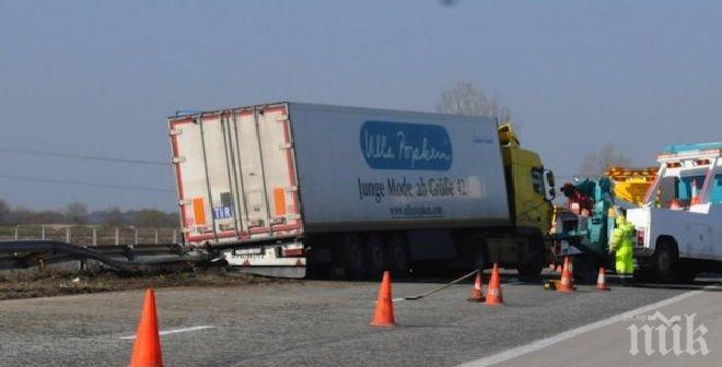 ТИР е аварирал на пътя Русе - Велико Търново, движението е временно ограничено