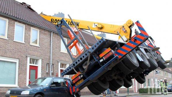 Куриоз! Мъж нае кран, за да предложи брак на любимата си,  той падна върху съседна къща