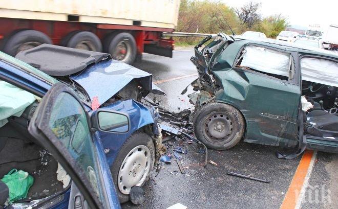 Ад на пътя! Три автомобила се сблъскаха в Старозагорско, има пострадали 