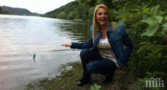 Венета Райкова играе хоро с бивши съученици и класната (снимка)