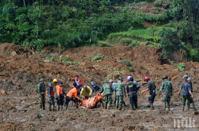 Броят на жертвите от свлачището в Индонезия достигна 32 души