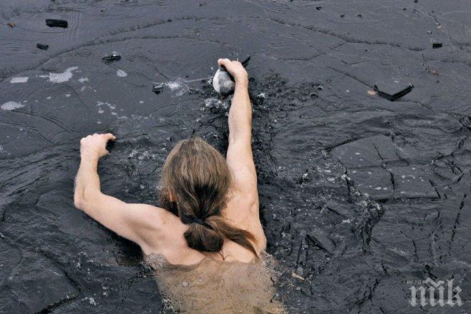 Норвежец се хвърли в леденото море, за да спаси давеща се патка (снимки)