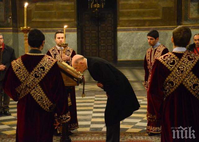 Шок! Симеон Сакскобургготски припадна в църква! Бившият премиер пребледня, миряни го изведоха от храма  