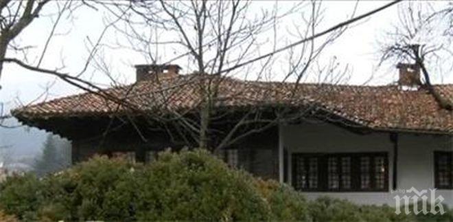 Разбиха и обраха къщата музей Иларион Макариополски в Елена