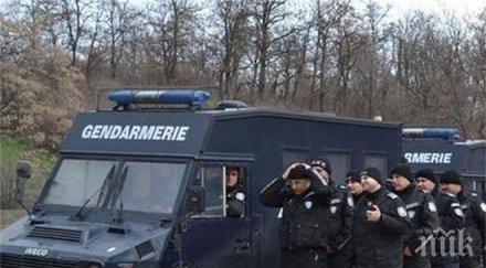 около 300 човека блокират пътя гърция