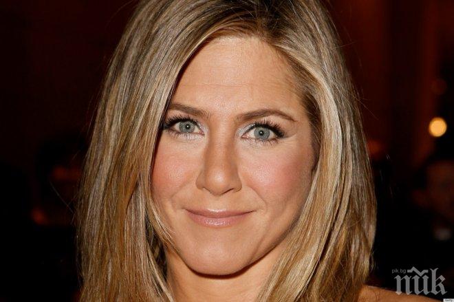 Дженифър Анистън лъсна гола до фризьора си (снимка)