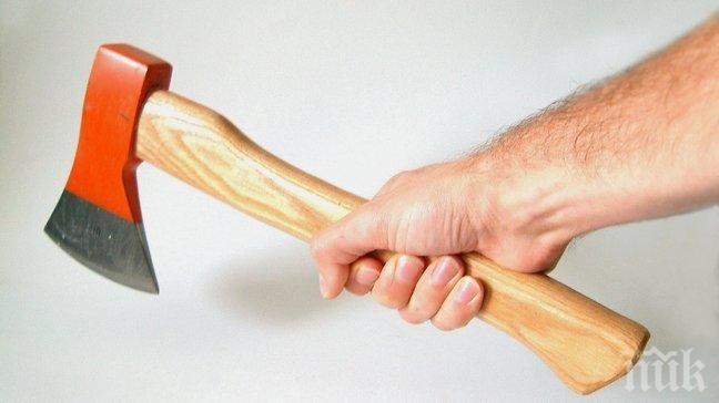 Ужас! Мъж удари приятел по главата с брадва при пиянска свада