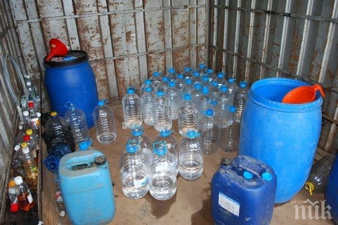 Митничари спипаха близо 1 300 литра нелегален алкохол в частна къща