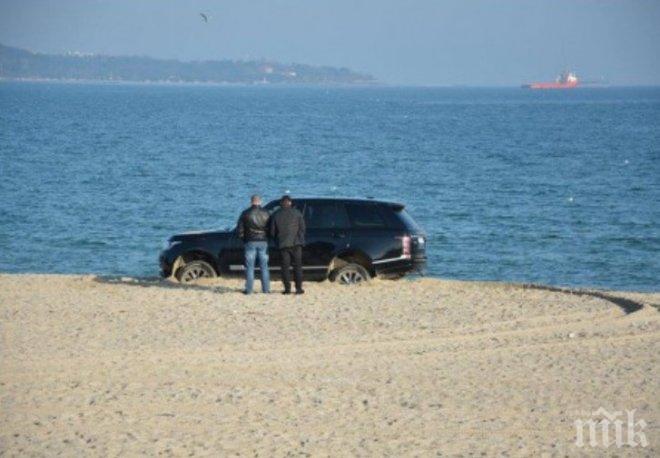 Рейндж Роувър затъна в пясъка на варненския плаж! (снимки)