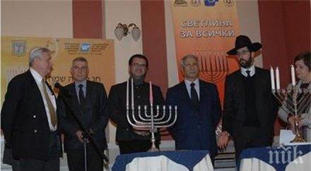 посланикът израел шаул раз запали стара загора третата свещ празника ханука