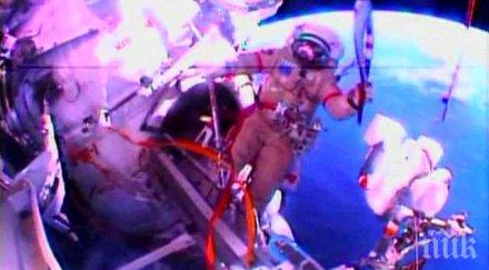 космонавтите пият кафе чаши годни нулева гравитация