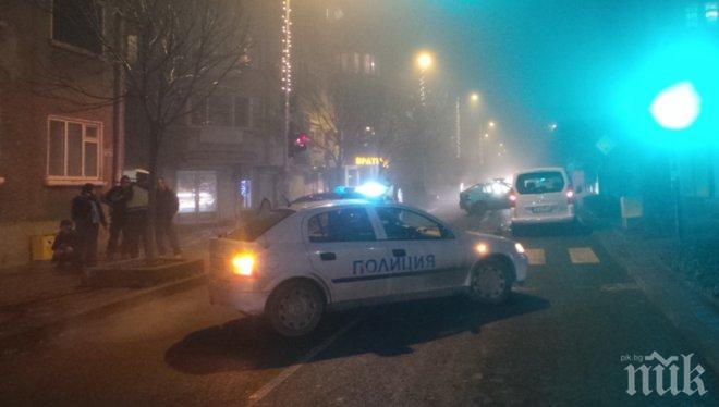 Катастрофа в центъра на Бургас, полиция затвори района около Славейковото пазарче (снимки)