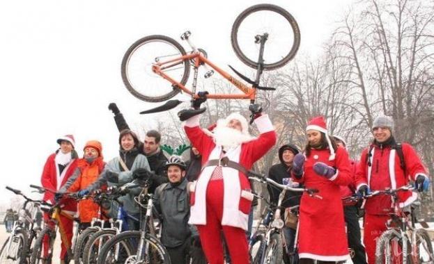 Дядо Коледа обикаля България на колелета