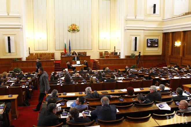 Парламентът удължи работното си време до 23 часа