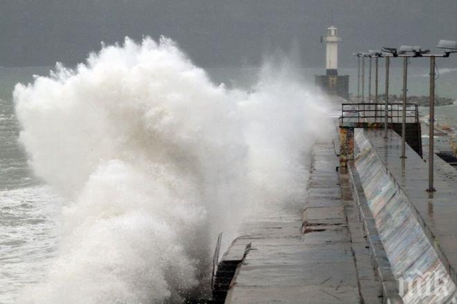 Силен вятър затвори пристанището във Варна 