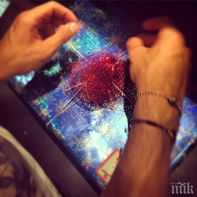 Гришо опакова подаръци за Коледа (снимка)