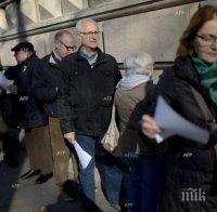 Десетки каталонци образуваха опашка пред Висшия съд в Барселона, за да се предадат