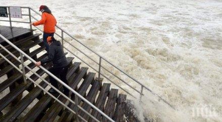 души бяха спасени понеделник наводнен супермаркет